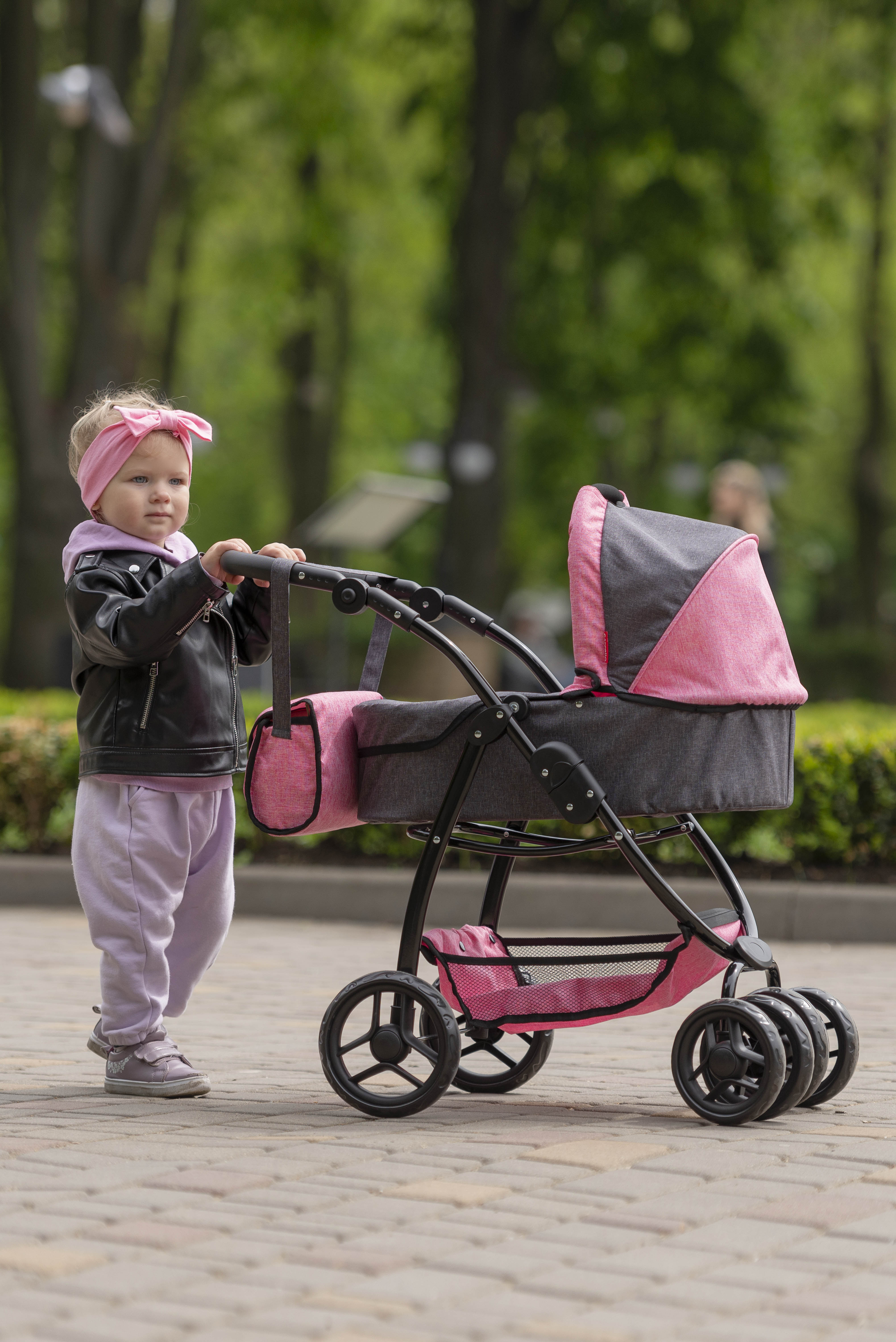 Mom, the stroller, and me. Five stories about almost adult life 4